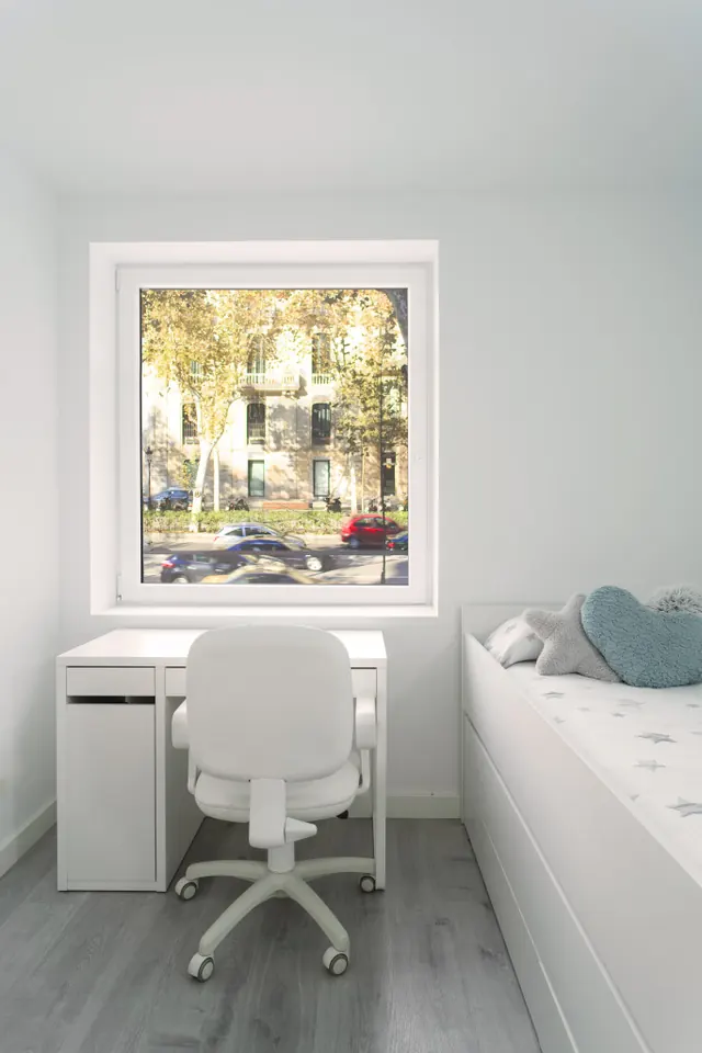 Dormitorio con escritorio y ventana de PVC blanco de una hoja